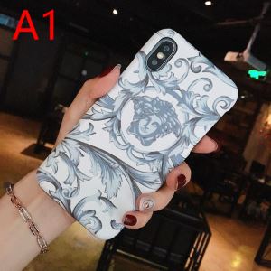 スマートフォンケース 多色可選 人気ファッション雑誌でも掲載 ヴェルサーチ 最重要2020秋冬トレンドVERSACE 使いやすさのトレンド