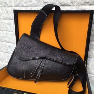 流行ファッション 大人可愛いスタイル バーバリー BURBERRY 斜め掛けバッグ