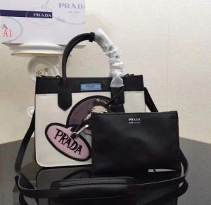 シーズン　 トートバッグ 4色可選　PRADA プラダ 　海外先行発売　超人気美品