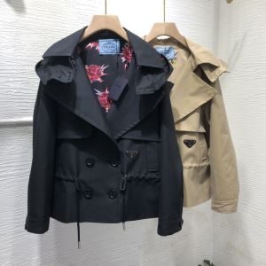 秋冬ファッションコーディネート　プラダ PRADA 人気ファッション雑誌でも掲載　フリースパーカー付　最重要2020秋冬トレンド