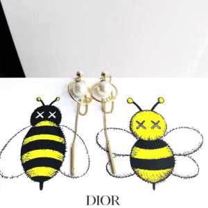 ファッション 夏の大人カジュアルスタイル ディオール DIOR リラックス感のあるゆったり ピアス