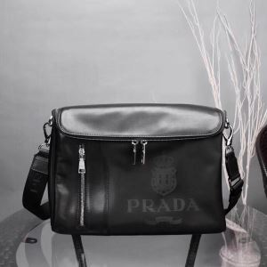 最高にCOOL秋冬新作 プラダ シンプルに着こなしたい PRADA 最速2020秋冬トレンドブランド ショルダーバッグ