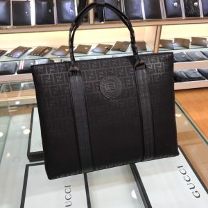 ハンドバッグ 大人っぽさや重厚感をカジュアル フェンディとにかく暖かい防寒着おすすめ FENDI 20202020年最新のブランド新品