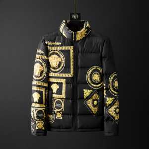 メンズ ダウンジャケット やっぱり優しい色 ヴェルサーチ 【2020秋冬トレンド】押さえておきたい VERSACE サイズのよさを感じる新作