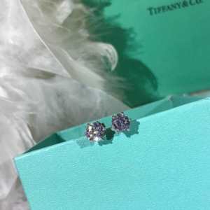 ファッション ティファニー TiffanyCoリッチな印象に ピアス リラックススタイルが実現