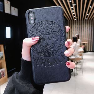 2色可選 2020秋のファッショントレンドはこれ スマートフォンケース おしゃれ度アップ秋冬コレクション ヴェルサーチVERSACE