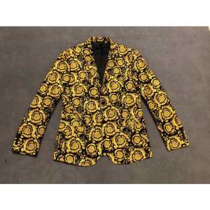 2020秋冬最重要アイテム ヴェルサーチ サイズのよさを感じる新作 VERSACE スーツ