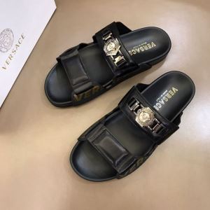 ヴェルサーチVERSACE おすすめ大人かわいい着こなし サンダル カジュアルさ 2020即旬な装いに
