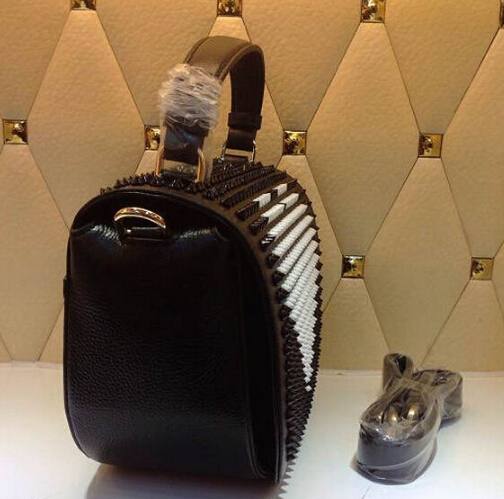 今年の大人気ファッション 2020春夏 クリスチャンルブタン Christian Louboutin ハート型 スパイク ショルダーバッグ最高ランク
