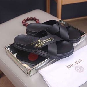 ヴェルサーチVERSACE 目を引く春夏トップス サンダル 【2020年】夏のファッション 優しい雰囲気スタイリッシュに