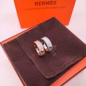 スタイルUPして着こなす エルメス HERMES 2020年春夏のトレンドアイテムリング指輪 おしゃれな大人の着こなし