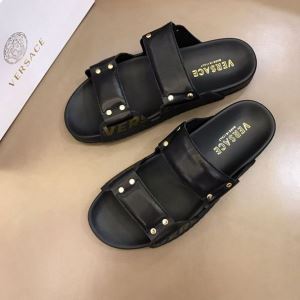 夏の大人カジュアルスタイル ヴェルサーチVERSACE きちんと感をプラス サンダル 2020即旬な装いに