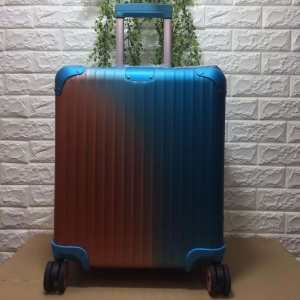 シーズンの人気 リモワ Rimowa今流行りの最新コレクション スーツケース新作コレクションを見る