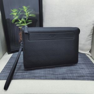 おしゃれ感度が高い秋冬トレンド ポーチ 先取り 20202020秋冬ファッション プラダ PRADA 最新作おすすめしたい秋冬