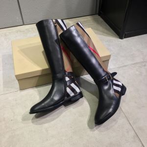 最重要2020秋冬トレンド バーバリー BURBERRY 最新トレンドコーデおすすめ レザーブーツ 使いやすさのトレンド