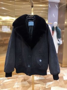 プラダヒットする秋冬コレクション　 PRADA 今年注目すべき秋冬ファッション　ブルゾン　2020トレンドアイテム激安