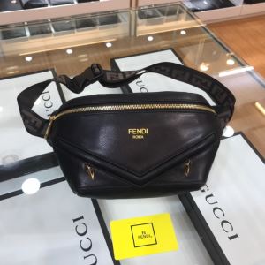 コレクション ウエストポーチ 着こなしを楽しむ フェンディ FENDI