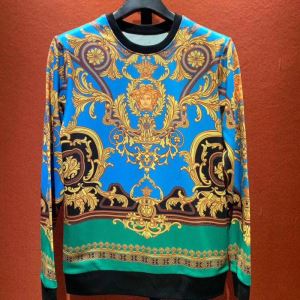プルオーバーパーカー 2020秋冬最重要アイテム VERSACE ヴェルサーチ 防寒性も抜群
