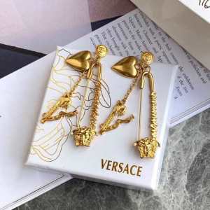 ピアス デザイン抜群のアイテム ヴェルサーチVERSACE 2020年春夏流行ファッション トレンド感があって涼しげ