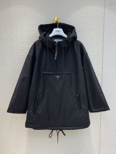 秋にこれがはやりそう　プラダ PRADA 2020秋冬トレンド押さえておきたい　フード付きコート　注目の秋ファッション一番