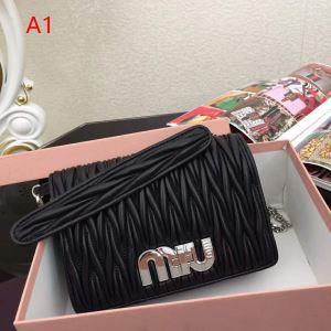 シーズンの人気 夏らしい季節感 ミュウミュウ MIUMIU 斜め掛けバッグ 4色可選