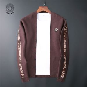 ヴェルサーチ 防寒性も抜群 2020秋断然ブランド推し ニットコート VERSACE 季節の変わり目に活躍する