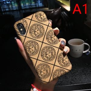 多色可選 ヴェルサーチ 速報2020年秋ファッショントレンド VERSACE 大人かわいい秋冬コーデを楽しみ スマートフォンケース 秋冬もちろん主役級