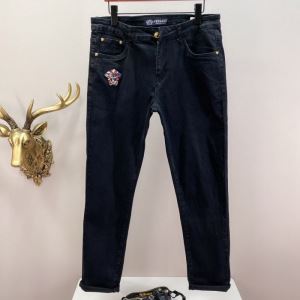 ヴェルサーチ今季の主力おすすめ VERSACE ジーンズ 差をつけたい人にもおすすめ