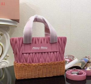秋冬超人気の最新作 トートバッグ 3色可選 ミュウミュウ MIUMIU 魅力をプラス
