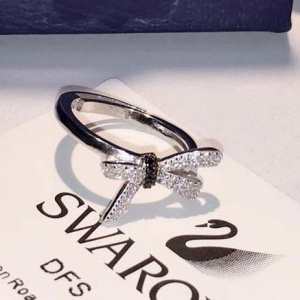 のトレンドアイテム 大人の可愛さを引き立て スワロフスキー SWAROVSKI 指輪