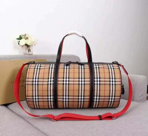 のトレンド 上品な光沢感 トートバッグ バーバリー BURBERRY 『個性』を表現出来る