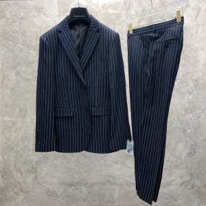 カジュアルコーデオシャレ バーバリー BURBERRY スーツ 2020秋のファッショントレンドはこれ
