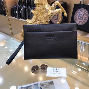人気夏ファションおすすめ 大人カジュアル夏ファッション2020 プラダ PRADA ポーチ