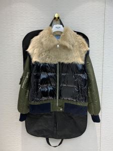 ダウンジャケット　【2020秋冬トレンド】押さえておきたい　やっぱり優しい色　プラダ PRADA サイズのよさを感じる新作