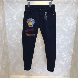 取り入れやすい ヴェルサーチ 海外でも大人気 VERSACE 20SSトレンド ジーンズ