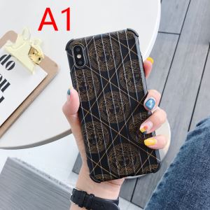 秋ファションのトレンド ヴェルサーチ2色可選 2020秋に注目したい VERSACE スマートフォンケース おしゃれさんはいち早く取り
