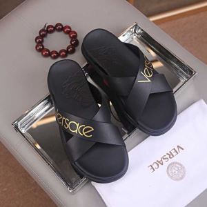 気持ちいい真夏日にぴったり サンダル 欠かせない限定アイテム ヴェルサーチVERSACE おしゃれな夏ファッション2020