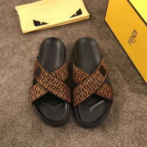 シーズンの人気 フェンディ今年は大きめの新作がトレンド FENDI サンダル