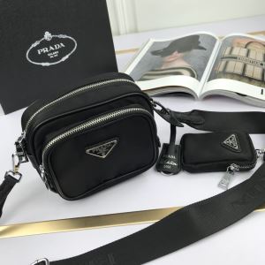 レディースバッグ エレガントな雰囲気 プラダ おしゃれな人が持っている PRADA