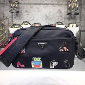 ショルダーバッグ おしゃれ感度が高い秋冬トレンド プラダ PRADA 先取り 20202020秋冬ファッション