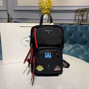 リュック やっぱり優しい色 プラダ 【2020秋冬トレンド】押さえておきたい PRADA サイズのよさを感じる新作