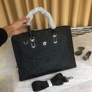 ハンドバッグ 今年注目な新品セール ヴェルサーチ2020秋冬最重要アイテム VERSACE 秋冬とれんど新品目立ち