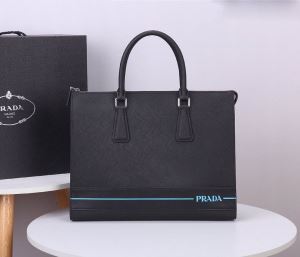 今なお素敵なアイテムだ ビジネスバッグ 海外大人気 プラダ PRADA 今年の春トレンド