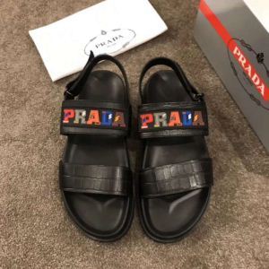 夏先に大活躍する プラダ PRADA 《2020年》今、注目のストリートサンダル春夏らしい爽やかさ