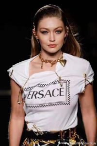VERSACE ヴェルサーチ 半袖Tシャツ 《2020年》今、注目のストリート 絶妙にオシャレ人気アイテム