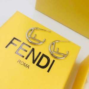 2020春夏も引き続きトレンド 大人のこなれた着こなし フェンディ FENDI 今年もトレンド ピアス