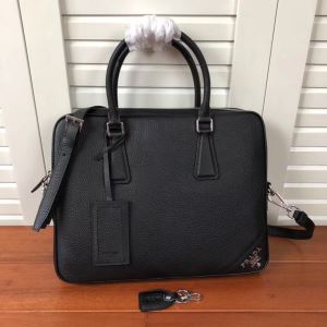 おしゃれさんはいち早く取り プラダ PRADA 2020秋、イチオシ上品 ハンドバッグ 新作アイテムが今年流