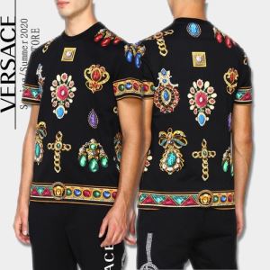 ヴェルサーチ コーデの完成度を高める VERSACE この時期の一番人気は 半袖Tシャツ