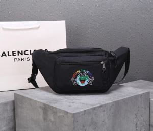ウエストポーチ 2020年秋冬に欠かせない バレンシアガおススメの秋冬アイテムをCHECK BALENCIAGA おしゃれでおすすめ今季トレンド