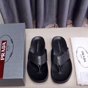 リラックススタイルが実現 サンダル 2020年最新ファッション プラダ PRADA リラックス感のあるゆったり